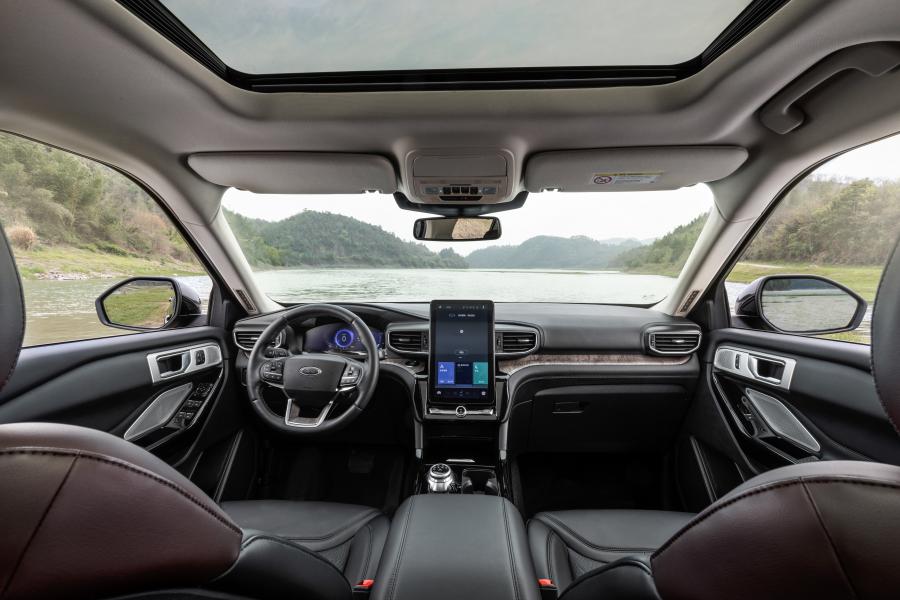 Торпедо Ford Explorer Platinum 2020 года  (CN) (фото 11 из 14)